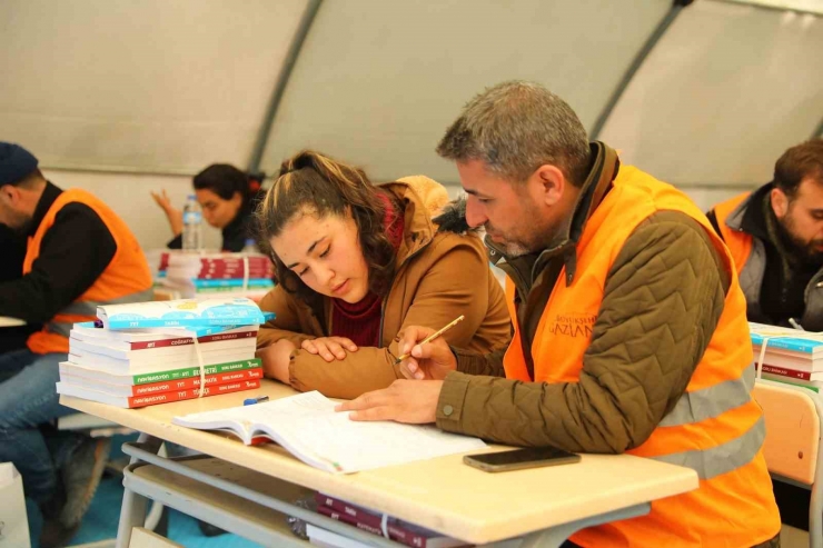 Gaziantep’te Depremzede Öğrencilere Maddi Destek