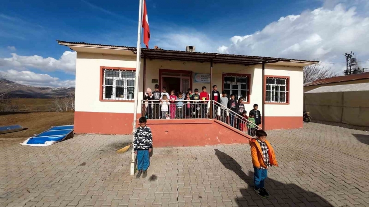 Malatyalı Depremzedeler İstiklal Marşı’yla Birlik Mesajı Verdi