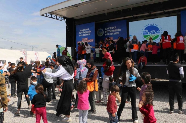 Çadır Kentte 5 Yaşındaki Nehir’e Doğum Günü Sürprizi