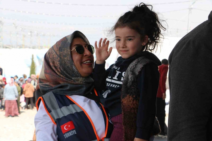 Çadır Kentte 5 Yaşındaki Nehir’e Doğum Günü Sürprizi