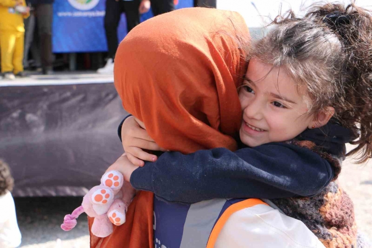 Çadır Kentte 5 Yaşındaki Nehir’e Doğum Günü Sürprizi