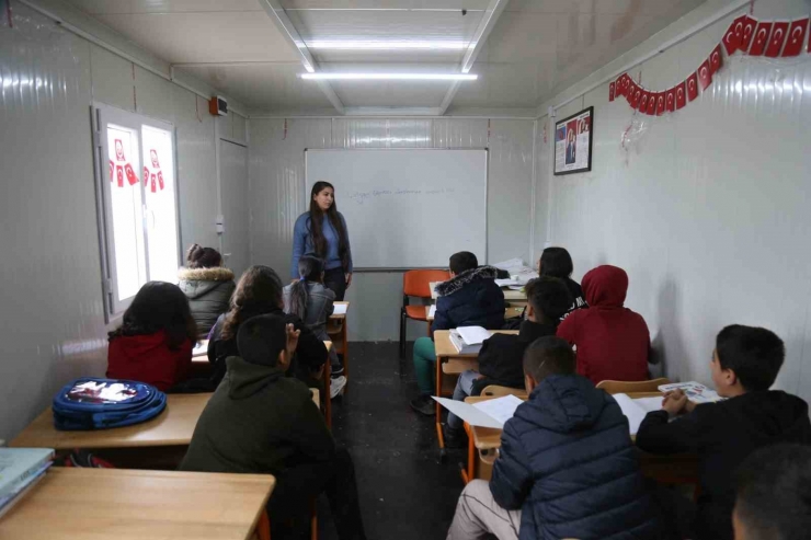 İlk Ders Gününde Öğrencilere Kırtasiye Ve Çanta Desteği