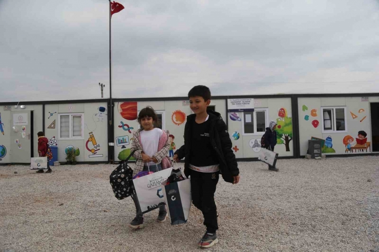 İlk Ders Gününde Öğrencilere Kırtasiye Ve Çanta Desteği