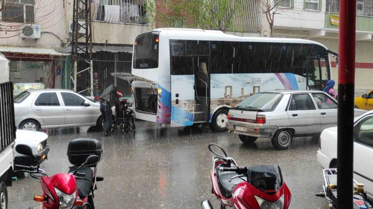 Şanlıurfa’da Sağanak Yağış Yolları Göle Çevirdi