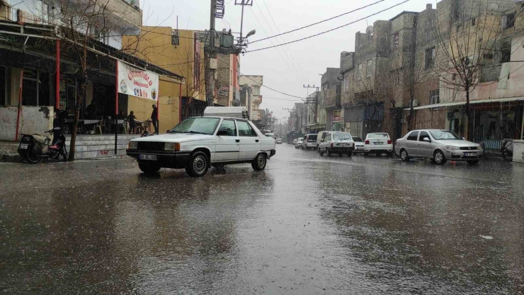 Şanlıurfa’da Sağanak Yağış Yolları Göle Çevirdi