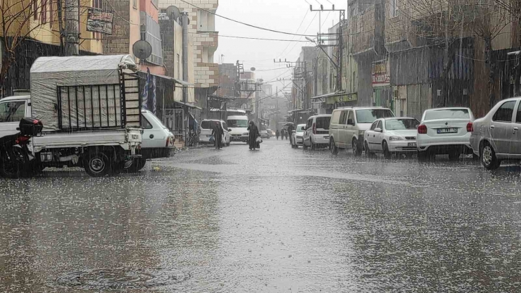 Şanlıurfa’da Sağanak Yağış Yolları Göle Çevirdi