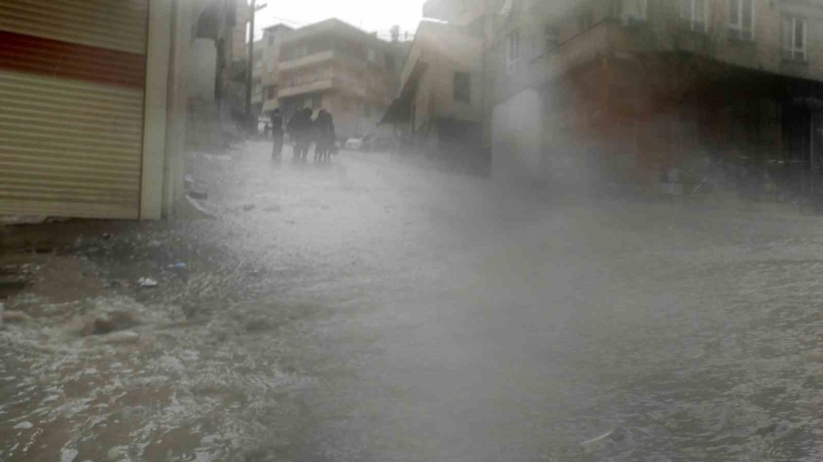 Şanlıurfa’da Sağanak Yağış Yolları Göle Çevirdi