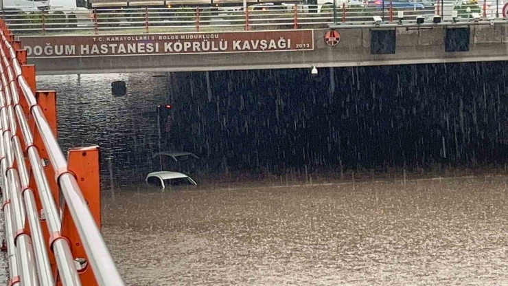 Diyarbakır’da Araçlar Sağanakla Birlikte Alt Geçitte Mahsur Kaldı