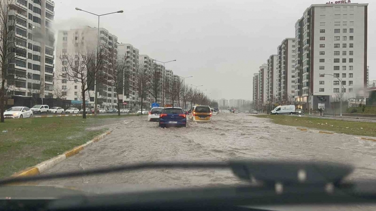 Diyarbakır’da Araçlar Sağanakla Birlikte Alt Geçitte Mahsur Kaldı