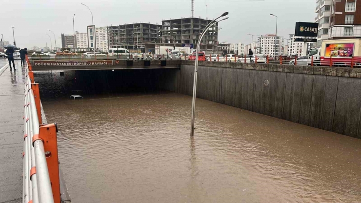 Diyarbakır’da Araçlar Sağanakla Birlikte Alt Geçitte Mahsur Kaldı