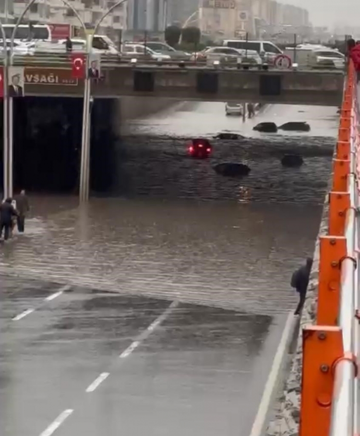 Diyarbakır’da Araçlar Sağanakla Birlikte Alt Geçitte Mahsur Kaldı