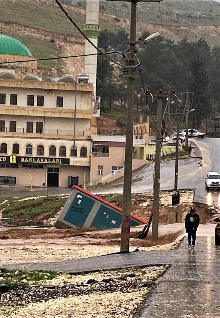 Dicle Elektrik, Sel Altında Kalan Trafoları Hızla Devreye Almak İçin Çalışıyor