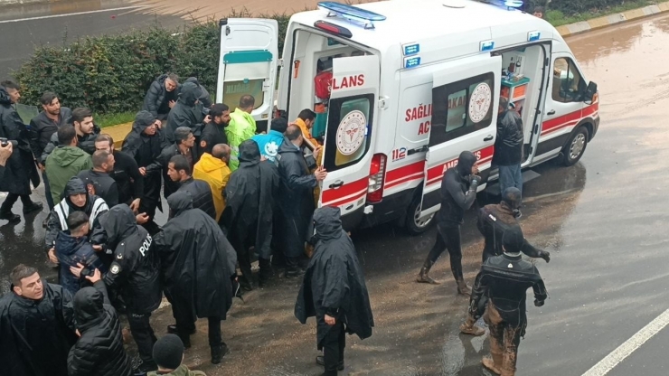 Şanlıurfa’da Sel Sularının Arasında Bir Kişinin Cansız Bedenine Ulaşıldı