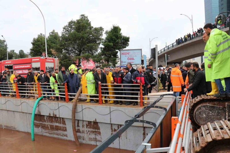 Şanlıurfa’da Sele Teslim Olan Köprülü Kavşakta Çalışmalar Sürüyor