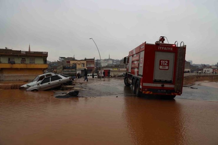 Şanlıurfa’da Sele Teslim Olan Köprülü Kavşakta Çalışmalar Sürüyor