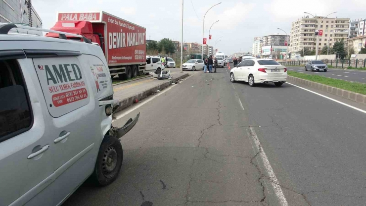 Diyarbakır’da Araçlar Çarpıştı, Sürücüler Burunları Bile Kanamadı
