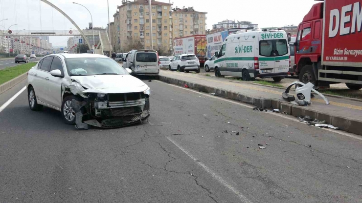 Diyarbakır’da Araçlar Çarpıştı, Sürücüler Burunları Bile Kanamadı