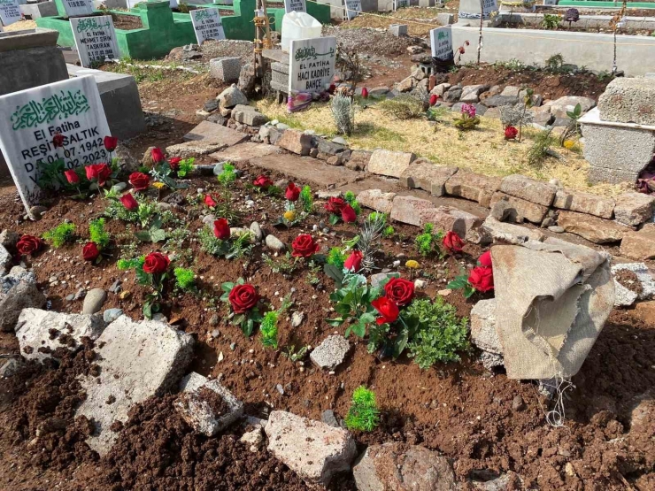 Depremde Hayatını Kaybedenler 40. Günde Kabirlerine Çiçekler Bırakılarak Anıldı