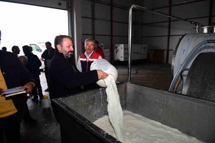 Yeşilyurt’te Afetzede Süt Üreticilerine Belediye Desteği
