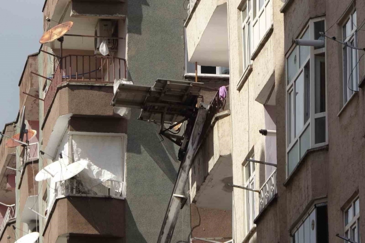 Diyarbakır’da Esnaf Ağır Ve Orta Hasarlı Binaların Altında Kepenk Açtı