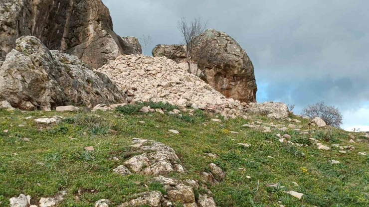 Dicle’de Deprem Sonrası Tehlike Oluşturan Kaya Parçası Kırıldı