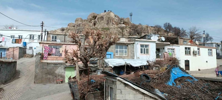 Dicle’de Deprem Sonrası Tehlike Oluşturan Kaya Parçası Kırıldı