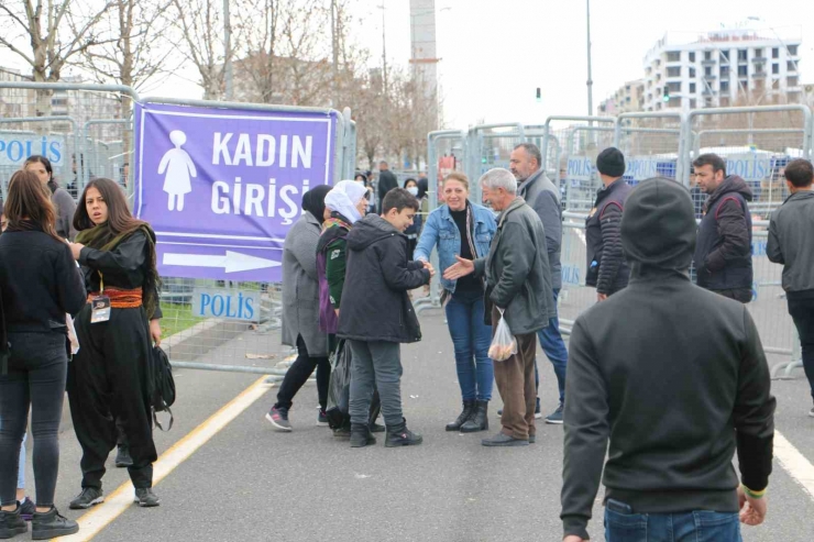 Diyarbakır’da Nevruz Kutlaması Geniş Güvenlik Önlemi İçinde Başladı