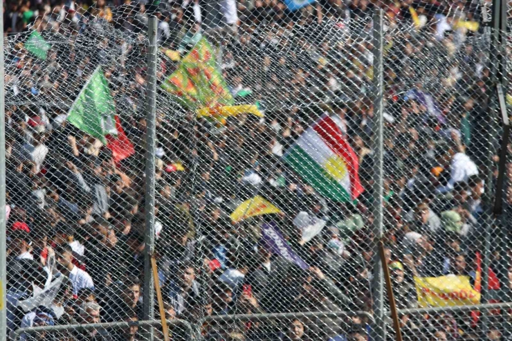 Diyarbakır’da Nevruz Kutlamasında Terör Paçavrası Açıp Slogan Atıldı