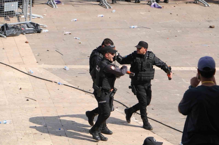 Diyarbakır’da Terör Yandaşları Polise Taş Ve Su Şileleri Fırlattı