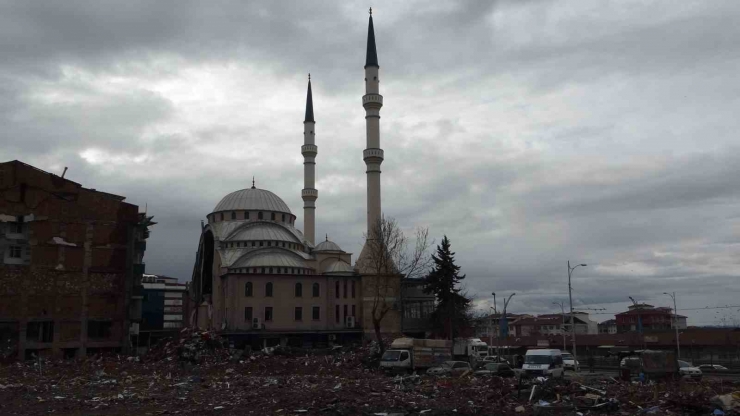 Depremde Hasar Alan Camiyi Gören Bir Daha Bakıyor