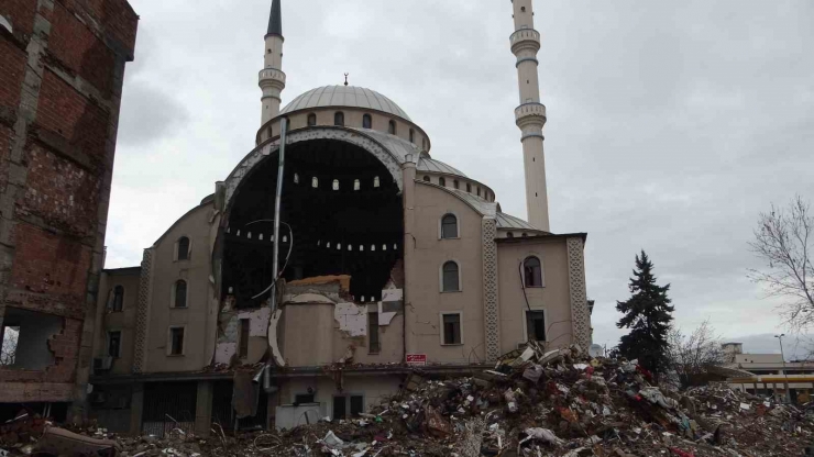 Depremde Hasar Alan Camiyi Gören Bir Daha Bakıyor