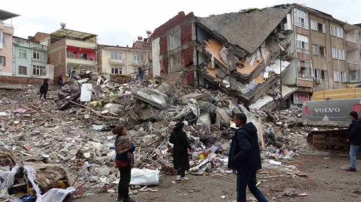 Malatya’da Ağır Hasarlı Binaların Yıkımı Sürüyor