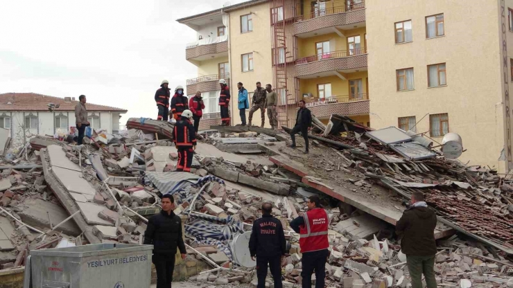 Malatya’da 4 Katlı Ağır Hasarlı Bina Çöktü