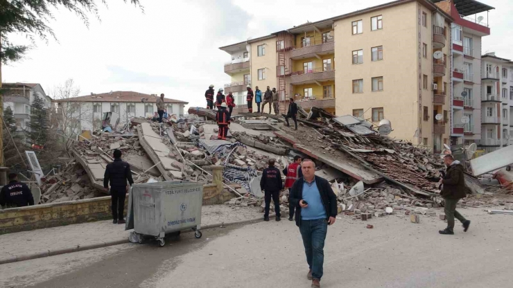 Malatya’da 4 Katlı Ağır Hasarlı Bina Çöktü