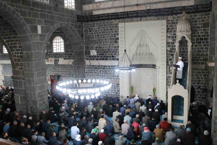 Diyarbakır’da Ramazan Ayının İlk Cuması Eda Edildi