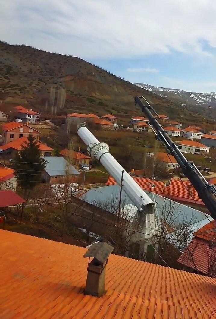 Depremde Hasar Alan Cami Minaresi Yıkıldı