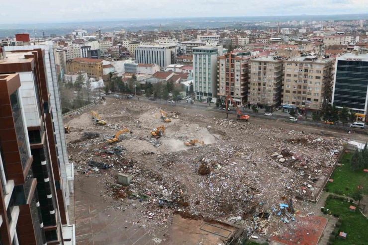 Diyarbakır’da Acil Yıkılacak Binaların Enkaz Kaldırma Çalışmaları Devam Ediyor