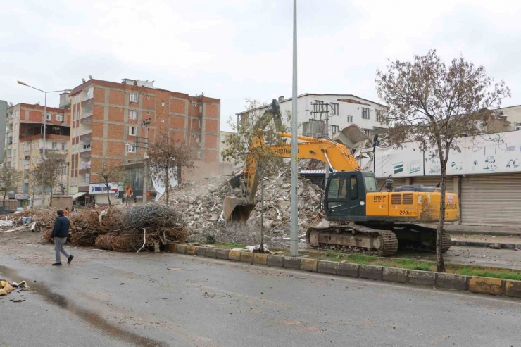 Diyarbakır’da Acil Yıkılacak Binaların Enkaz Kaldırma Çalışmaları Devam Ediyor