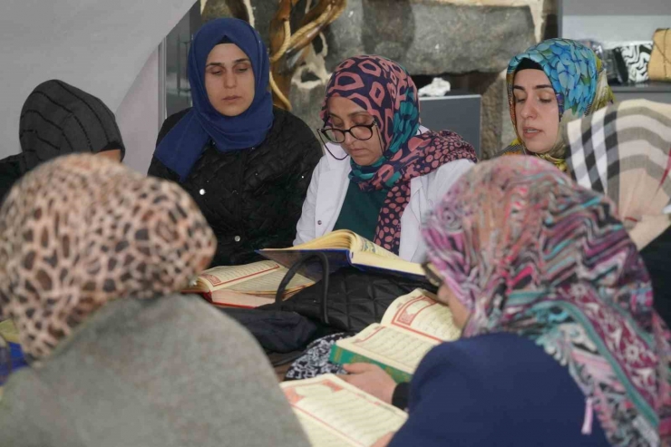 Diyarbakır’da Depremde Hayatını Kaybedenler İçin Hatim Okunuyor