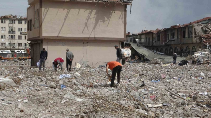 Depremde Enkaza Dönenen Tarihi Çarşının Esnafı ‘geçmiş Günlerini’ Arıyor