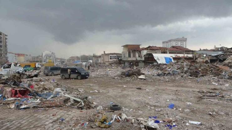 Depremde Enkaza Dönenen Tarihi Çarşının Esnafı ‘geçmiş Günlerini’ Arıyor