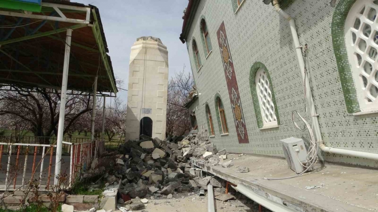 İlk Depremde Minaresi, İkincisinde Kendisi Yıkılan Cami Yan Yattı