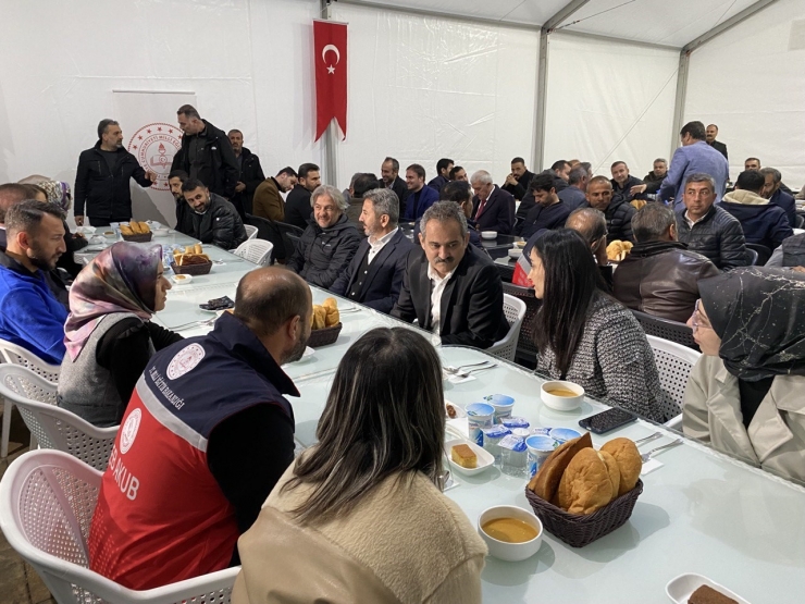 Milli Eğitim Bakanı Mahmut Özer, Çadır Sınıflarda İncelemelerde Bulundu