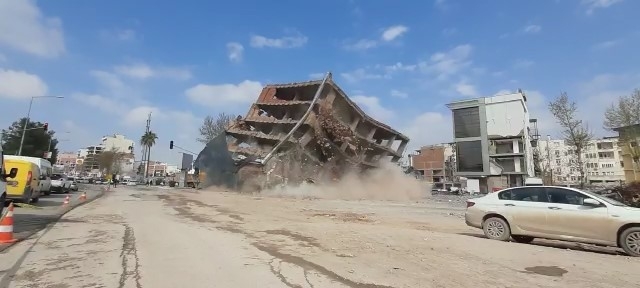 Yıllarca Tamamlanmayan Binayı İş Makinesi Yıktı