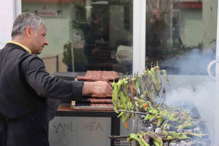 Bakıma Muhtaç Engelli Ve Yaşlılara İftar Yemeği