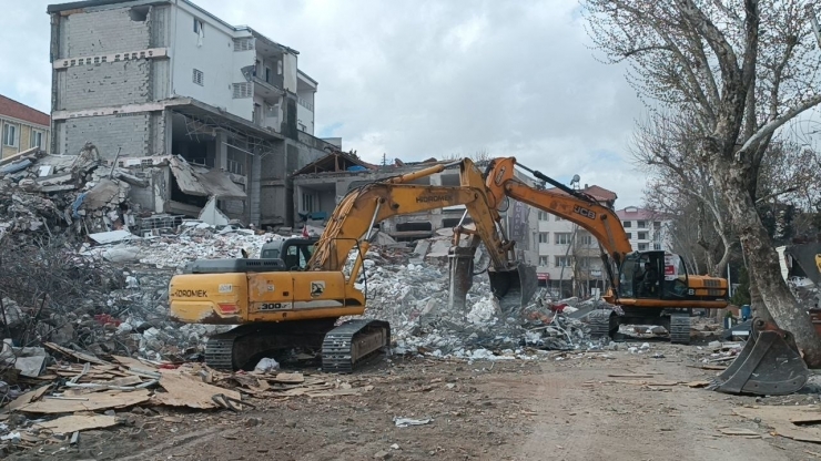 Gölbaşı İlçesinde Ağır Hasarlı 4 Katlı Bina Çöktü