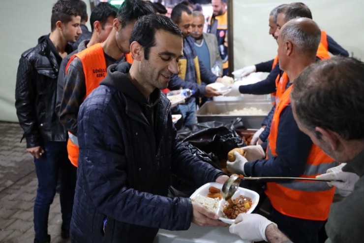 Beyazgül, Hilvan’da Vatandaşlarla İftar Yaptı