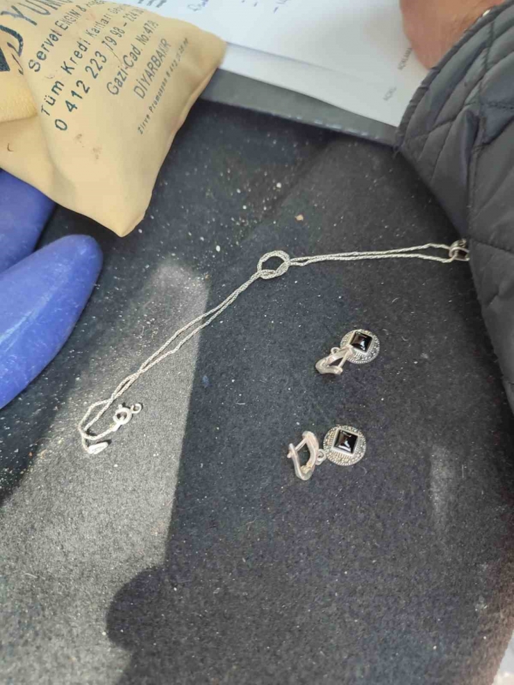 Galeria İş Merkezi Enkazından Çıkan Kasa Sahibine Teslim Edildi