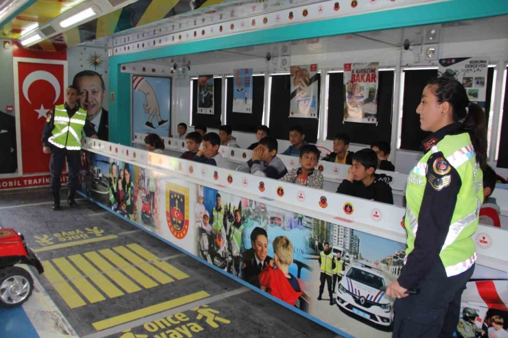 Jandarma Trafik Eğitim Tırında Çocuklar Eğlenerek Öğrendi