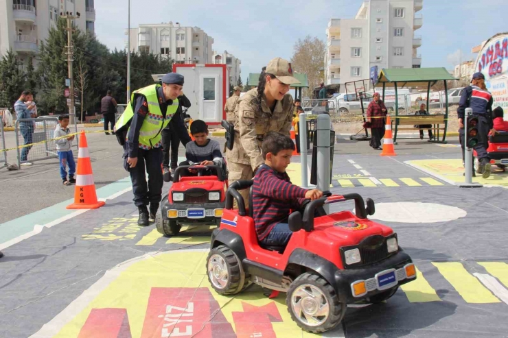 Jandarma Trafik Eğitim Tırında Çocuklar Eğlenerek Öğrendi